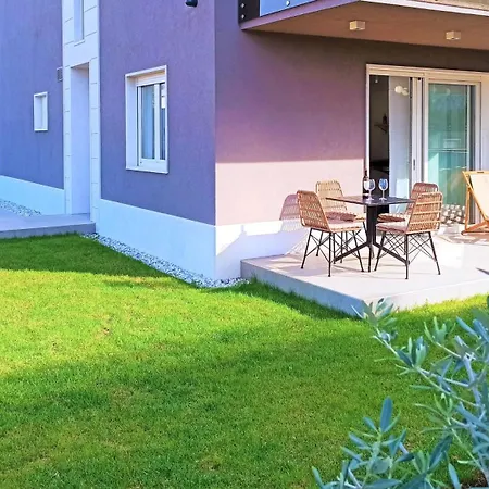Apartament With Parking Space - 24316 Poreč
